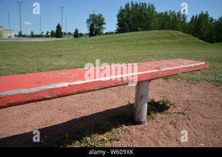 Sitzbank bei basefield Feld an einer lokalen Community Park. Stockfoto