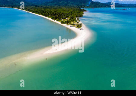 Antenne drone Ansicht von einem schönen Sandstrand in einen warmen tropischen Meer führenden (Laem hatte, Thailand) Stockfoto