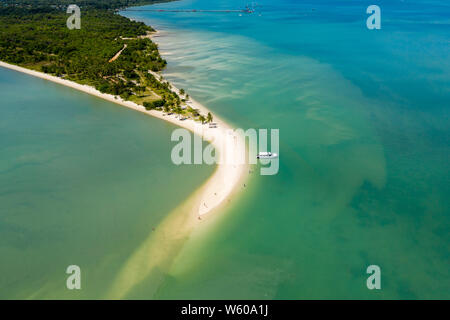 Antenne drone Ansicht von einem schönen Sandstrand in einen warmen tropischen Meer führenden (Laem hatte, Thailand) Stockfoto