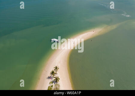 Antenne drone Ansicht von einem schönen Sandstrand in einen warmen tropischen Meer führenden (Laem hatte, Thailand) Stockfoto