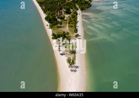 Antenne drone Ansicht von einem schönen Sandstrand und den tropischen Ozean (Laem Haad, Koh Yao Yai, Thailand) Stockfoto