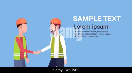 Zwei Bauarbeiter Händeschütteln während der Sitzung Bauherren in Helm Industriemechaniker Teamarbeit Vereinbarung Konzept Flachbild hochformatkopie Raum Stock Vektor