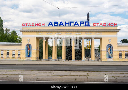 Lugansk, Ukraine - Jule 8, 2019: Der zentrale Eingang zum avangard Stadion in Lugansk, Ukraine Stockfoto