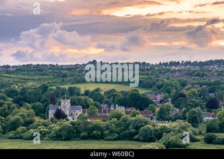 Szenische Ansicht vom St Catherine's Hill über die historischen Hl. Kreuz Kirche in Winchester während der Goldenen Stunde Sonnenuntergang, ländliche Hampshire, England, Großbritannien Stockfoto