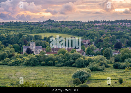 Szenische Ansicht vom St Catherine's Hill über die historischen Hl. Kreuz Kirche in Winchester während der Goldenen Stunde Sonnenuntergang, ländliche Hampshire, England, Großbritannien Stockfoto