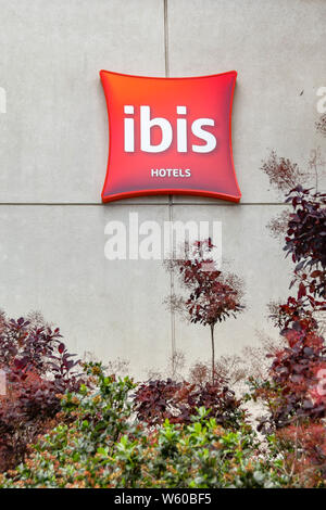 CARDIFF, WALES - Juli 2019: An der Wand des Ibis Hotel in Cardiff City Center Stockfoto