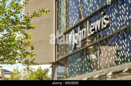 CARDIFF, WALES - Juni 2019: Auf der Außenseite der John Lewis store in 2 Einkaufszentrum der St David in Cardiff Zeichen Stockfoto