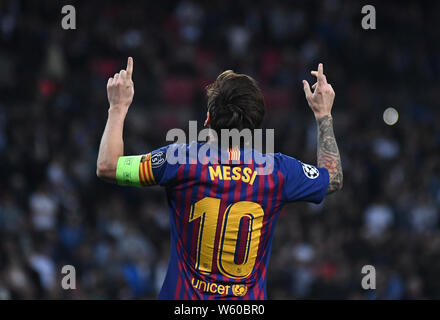 LONDON, ENGLAND - OKTOBER 3, 2018: Lionel Messi Barcelona feiert nach seinem zweiten Ziel während der UEFA Champions League 2018/19 Gruppe B Spiel zwischen Tottenham Hotspur (England) und FC Barcelona (Spanien) im Wembley Stadion. Stockfoto