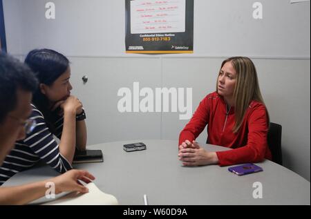 Dayton, USA. 30. Juli, 2019. Jess Bailey (R), Materialien, Einkaufsleiter bei Safelite Gruppe, spricht in einem Interview mit der Nachrichtenagentur Xinhua in Dayton, Ohio, USA, am 26. Juli 2019. Wenn Chinesische führenden Automobil Glas Hersteller Fuyao übernahm der ehemalige General facility Motoren vor fünf Jahren in Dayton, Ohio, lokale Gemeinschaft auf die möglichen Boost zugejubelt, könnte es zu Revitalisierung die Bemühungen des Rust Belt Stadt hinzufügen. Credit: Zhang Fengguo/Xinhua/Alamy leben Nachrichten Stockfoto