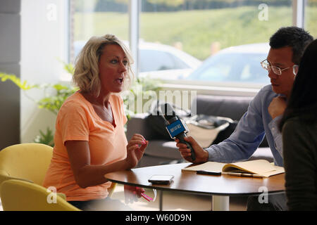 Dayton, USA. 30. Juli, 2019. Shannon Duff (L), ein Mitarbeiter von Fuyao Glass America, spricht in einem Interview mit der Nachrichtenagentur Xinhua in Dayton, Ohio, USA, am 24. Juli 2019. Wenn Chinesische führenden Automobil Glas Hersteller Fuyao übernahm der ehemalige General facility Motoren vor fünf Jahren in Dayton, Ohio, lokale Gemeinschaft auf die möglichen Boost zugejubelt, könnte es zu Revitalisierung die Bemühungen des Rust Belt Stadt hinzufügen. Credit: Zhang Fengguo/Xinhua/Alamy leben Nachrichten Stockfoto