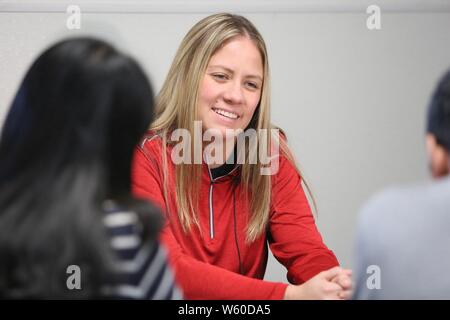 Dayton, USA. 30. Juli, 2019. Jess Bailey (C), direkte Materialien, Einkaufsleiter bei Safelite Gruppe, spricht in einem Interview mit der Nachrichtenagentur Xinhua in Dayton, Ohio, USA, am 26. Juli 2019. Wenn Chinesische führenden Automobil Glas Hersteller Fuyao übernahm der ehemalige General facility Motoren vor fünf Jahren in Dayton, Ohio, lokale Gemeinschaft auf die möglichen Boost zugejubelt, könnte es zu Revitalisierung die Bemühungen des Rust Belt Stadt hinzufügen. Credit: Zhang Fengguo/Xinhua/Alamy leben Nachrichten Stockfoto