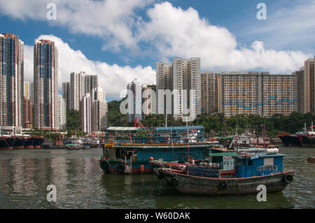 Fischereifahrzeuge vertäut im Hafen Aberdeen auf der Insel Hongkong, China Stockfoto