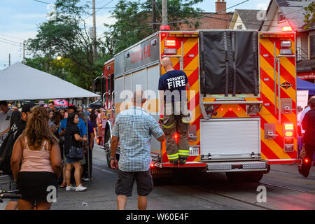 Ein feuerwehrauto versucht, seinen Weg durch den überfüllten Straße an Toronto's Streetfest, Teil des Jazzfest Music Festival im Juli 2019 zu machen. Stockfoto