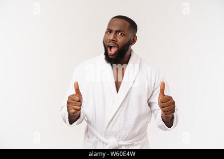 Portrait von Happy afroamerican gut aussehender bärtiger Mann Lachen und zeigen "Daumen hoch" Geste Stockfoto