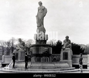 Artillerie Denkmal. Dieses Denkmal steht nur über die Straße von "Stadt Festhalle.' Auf der Statue ist eingeschrieben, 'Den sind Kameraden Feld Kunst --RCM 8.' - Koblenz Deutschland Ca. 1/7/1919 Stockfoto