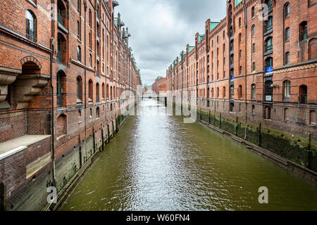 Red brick Speicherstadt Lager auf beiden Seiten des Flusses in Hamburg, Deutschland, am 16. Juli 2019 Stockfoto