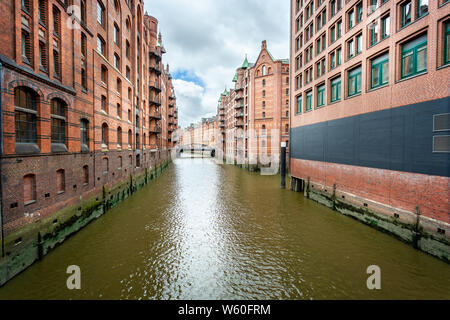 Red brick Speicherstadt Lager auf beiden Seiten des Flusses in Hamburg, Deutschland, am 16. Juli 2019 Stockfoto