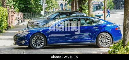 Straßburg, Frankreich, 19. Mai 2016: Seitenansicht des neuen modernen Luxus Tesla Model S90D Elektrische supercar in schönen blauen Farbe auf die Französische Straße geparkt Stockfoto