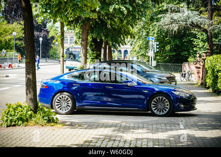 Straßburg, Frankreich, 19. Mai 2016: Neue moderne Tesla Model S90D Elektrische supercar in schönen blauen Farbe auf die Französische Straße geparkt Stockfoto