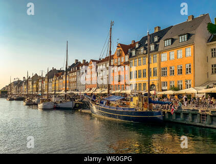 Juli 29, 2019: Kopenhagen, Dänemark: Schöne Aussicht von Nyhavn in Kopenhagen Stadtzentrum an einem schönen Sommertag Stockfoto