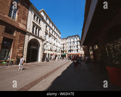 Straßburg, Frankreich, 16.Juni 2018: Rue des Grandes Arcades Straße mit Geschäften, Fußgänger an einem warmen Sommertag Stockfoto