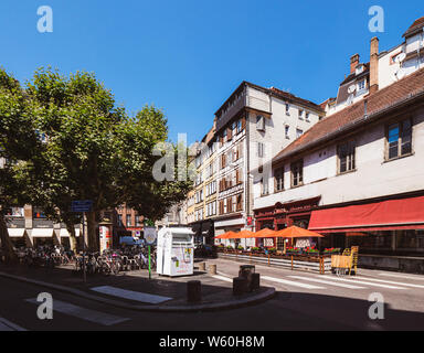 Straßburg, Frankreich - 16.Juni, 2018: Place des Etudiants Straße mit Geschäften, Cintra Bar mit leeren Terrasse an einem warmen Sommertag Stockfoto