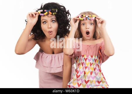 Portrait von überrascht Mutter und Tochter stehen auf weißen Hintergrund, o Stockfoto