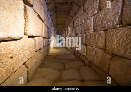 Korridor der römischen Zisterne mit Besuchern an arabische Alcazaba Citadel. Mérida, Extremadura, Spanien Stockfoto