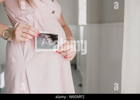 Schwangere Frau, die einen Ultraschall, an der Seite Stockfoto