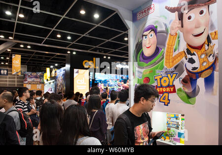 Besucher sind bei Pixar Animation Studios' Toy Story stand während der Ani-Com & Spiele Veranstaltung in Hong Kong gesehen. Stockfoto