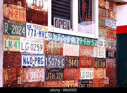 Oldtimer tags hängen an der Außenwand eines alten Texaco Station auf der Route 66 in Oklahoma. Stockfoto