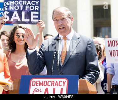 Washington DC, USA. 30 Jul, 2019. Der US-Senator Tom Udall (D-NM) in seiner Rede auf einer Veranstaltung mit Demokraten im Senat zu einer Verfassungsänderung Bürger United vor dem Obersten Gerichtshof der USA in Washington DC am 30. Juli 2019 aufzuheben. Quelle: Michael Brochstein/ZUMA Draht/Alamy leben Nachrichten Stockfoto