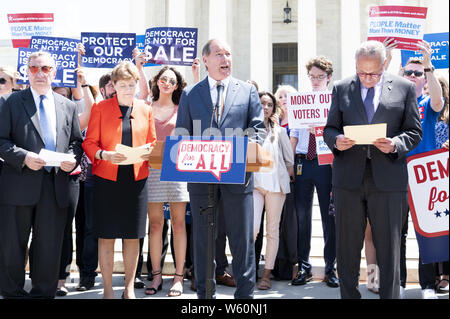 Washington DC, USA. 30 Jul, 2019. Der US-Senator Tom Udall (D-NM) in seiner Rede auf einer Veranstaltung mit Demokraten im Senat zu einer Verfassungsänderung Bürger United vor dem Obersten Gerichtshof der USA in Washington DC am 30. Juli 2019 aufzuheben. Quelle: Michael Brochstein/ZUMA Draht/Alamy leben Nachrichten Stockfoto