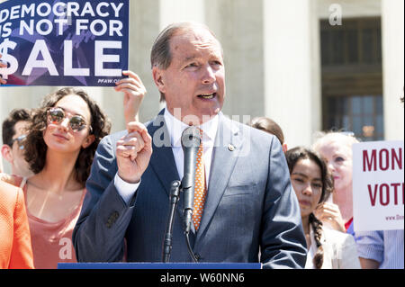 Washington DC, USA. 30 Jul, 2019. Der US-Senator Tom Udall (D-NM) in seiner Rede auf einer Veranstaltung mit Demokraten im Senat zu einer Verfassungsänderung Bürger United vor dem Obersten Gerichtshof der USA in Washington DC am 30. Juli 2019 aufzuheben. Quelle: Michael Brochstein/ZUMA Draht/Alamy leben Nachrichten Stockfoto