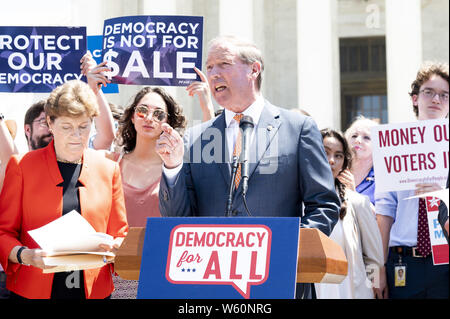 Washington DC, USA. 30 Jul, 2019. Der US-Senator Tom Udall (D-NM) in seiner Rede auf einer Veranstaltung mit Demokraten im Senat zu einer Verfassungsänderung Bürger United vor dem Obersten Gerichtshof der USA in Washington DC am 30. Juli 2019 aufzuheben. Quelle: Michael Brochstein/ZUMA Draht/Alamy leben Nachrichten Stockfoto