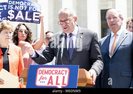 Washington DC, USA. 30 Jul, 2019. Us-Senator Chuck Schumer (D-NY) in seiner Rede auf einer Veranstaltung mit Demokraten im Senat zu einer Verfassungsänderung Bürger United vor dem Obersten Gerichtshof der USA in Washington DC am 30. Juli 2019 aufzuheben. Quelle: Michael Brochstein/ZUMA Draht/Alamy leben Nachrichten Stockfoto