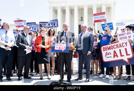 Washington DC, USA. 30 Jul, 2019. Us-Senator Chuck Schumer (D-NY) in seiner Rede auf einer Veranstaltung mit Demokraten im Senat zu einer Verfassungsänderung Bürger United vor dem Obersten Gerichtshof der USA in Washington DC am 30. Juli 2019 aufzuheben. Quelle: Michael Brochstein/ZUMA Draht/Alamy leben Nachrichten Stockfoto