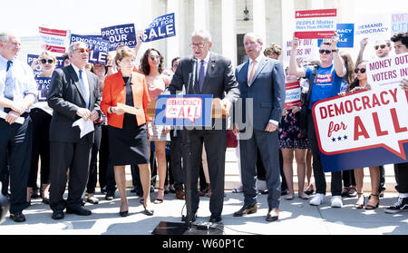 Washington DC, USA. 30 Jul, 2019. Us-Senator Chuck Schumer (D-NY) in seiner Rede auf einer Veranstaltung mit Demokraten im Senat zu einer Verfassungsänderung Bürger United vor dem Obersten Gerichtshof der USA in Washington DC am 30. Juli 2019 aufzuheben. Quelle: Michael Brochstein/ZUMA Draht/Alamy leben Nachrichten Stockfoto