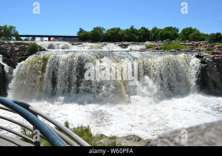 Spätfrühling in South Dakota: Sioux Falls am Big Sioux River Stockfoto