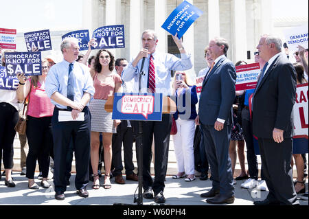 Washington DC, USA. 30 Jul, 2019. Der US-Senator Jeff Merkley (D-ODER) in seiner Rede auf einer Veranstaltung mit Demokraten im Senat zu einer Verfassungsänderung Bürger United vor dem Obersten Gerichtshof der USA in Washington DC am 30. Juli 2019 aufzuheben. Quelle: Michael Brochstein/ZUMA Draht/Alamy leben Nachrichten Stockfoto