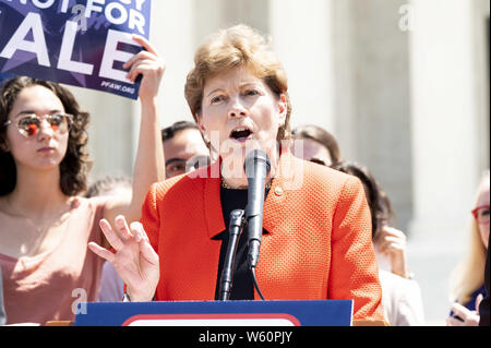 Washington DC, USA. 30 Jul, 2019. Der US-Senator Jeanne Shaheen (D-NH) in seiner Rede auf einer Veranstaltung mit Demokraten im Senat zu einer Verfassungsänderung Bürger United vor dem Obersten Gerichtshof der USA in Washington DC am 30. Juli 2019 aufzuheben. Quelle: Michael Brochstein/ZUMA Draht/Alamy leben Nachrichten Stockfoto