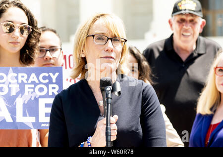 Washington DC, USA. 30 Jul, 2019. Der US-Senator MAGGIE HASSAN (D-NH) in seiner Rede auf einer Veranstaltung mit Demokraten im Senat zu einer Verfassungsänderung Bürger United vor dem Obersten Gerichtshof der USA in Washington DC am 30. Juli 2019 aufzuheben. Quelle: Michael Brochstein/ZUMA Draht/Alamy leben Nachrichten Stockfoto