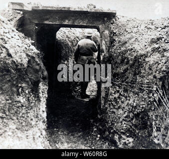 Ein Graben in der Aisne Bezirk, der die Straßen in zwei Teile teilt - Beachten Sie die Linien der Kommunikation. 1918-1919 Stockfoto