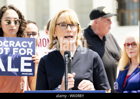 Washington DC, USA. 30 Jul, 2019. Der US-Senator MAGGIE HASSAN (D-NH) in seiner Rede auf einer Veranstaltung mit Demokraten im Senat zu einer Verfassungsänderung Bürger United vor dem Obersten Gerichtshof der USA in Washington DC am 30. Juli 2019 aufzuheben. Quelle: Michael Brochstein/ZUMA Draht/Alamy leben Nachrichten Stockfoto