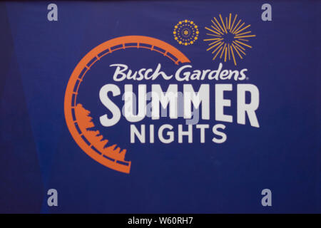 Tampa Bay, Florida. Juli 12, 2019. Busch Gardens Sommer Nacht Zeichen auf blauem Hintergrund. Stockfoto