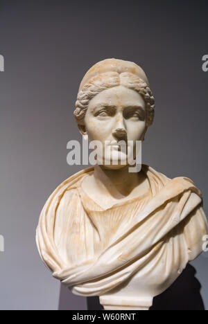 Eine Statue der Kaiserin Vibia Sabina, einer alten römischen Frau, die Frau des Hadrian, Römischer Kaiser im Palazzo Massimo alle Terme, Rom, Italien Stockfoto