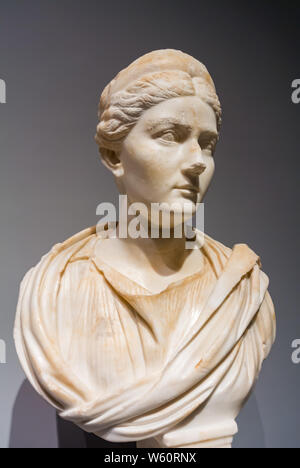 Eine Statue der Kaiserin Vibia Sabina, einer alten römischen Frau, die Frau des Hadrian, Römischer Kaiser im Palazzo Massimo alle Terme, Rom, Italien Stockfoto