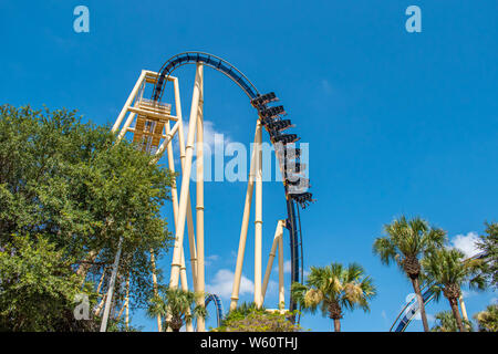 Tampa Bay, Florida. Juli 12, 2019. Blick von oben auf die erstaunliche Montu in Busch Gardens Achterbahn. Stockfoto