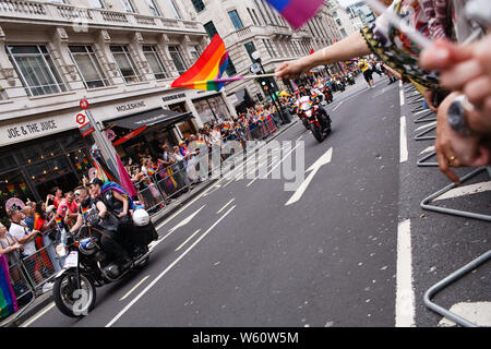 Juli 6, 2019, London, Vereinigtes Königreich: Mitglieder des Gay Biker Motorcycle Club Fahrt entlang der Regent Street im Jahr 2019 Pride Parade in London. in diesem Jahr den 50. Jahrestag der 1969 Stonewall Riots in New York, einen Aufstand von einer Polizeirazzia in einem Gay Club funkte, die Stonewall Inn, in Greenwich Village. Die Ausschreitungen werden oft als der Moment, in der Bewegung der modernen Schwulenbewegung, in den USA und darüber hinaus gesehen. Quelle: David Cliff/SOPA Images/ZUMA Draht/Alamy leben Nachrichten Stockfoto