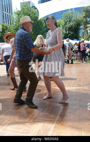 PORTLAND, Oregon - Apr 4, 2019 - Tänzer genießen Sie cajun zydeco Musik an der Waterfront Blues Festival, Portland, Oregon Stockfoto